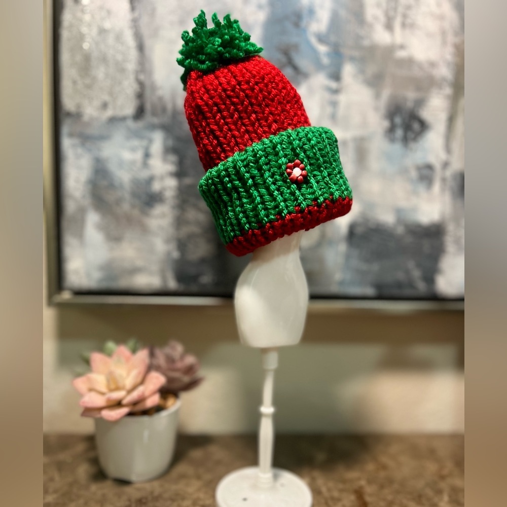 Hand made small hats for Christmas decorations or gifts… nice for desks 🎅🎄